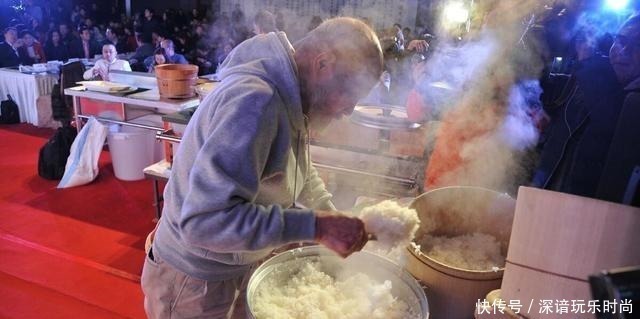 蒸米饭别只会加清水,记住多加2样,米饭香软,陈米也能变好吃