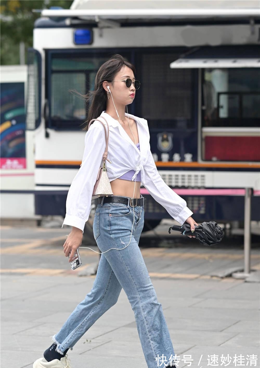 美女|夏季选择牛仔裤，怎么搭配出独特个性，每个姑娘的想法都不一样