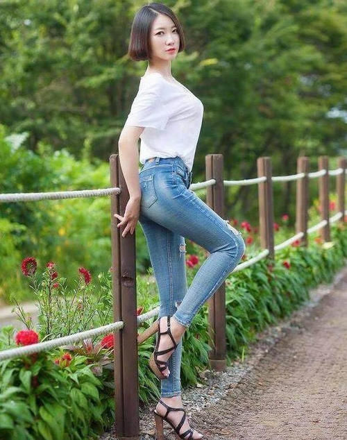 紧身牛仔裤|美女穿搭:小姐姐爱穿时尚大方的紧身裤,穿出柔情女人味