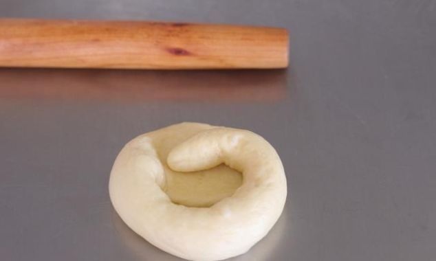 面粉|甜甜圈别再买,五勺面粉两颗鸡蛋,做着比麻花简单,比油条好吃