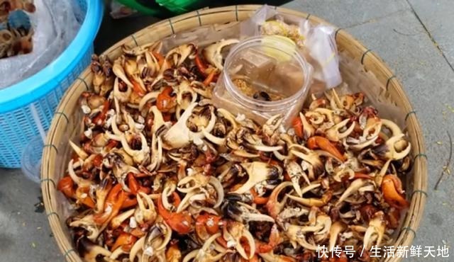 美食|大妈背着箩筐卖它,曾经溪水中“多不胜数”,现在得30元一斤