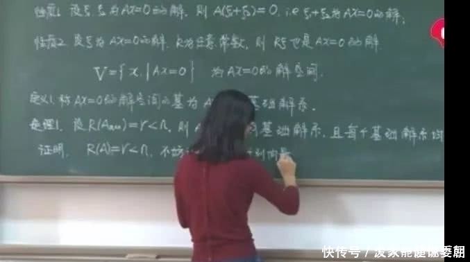 大学美女数学老师的板书堪比“印刷体”，字迹工整规范以致无人逃课