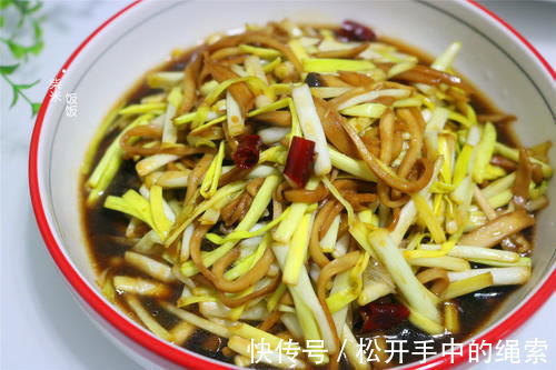 鲜香|这两种食材是绝配，大火一炒，2分钟出锅，不放肉却比肉香