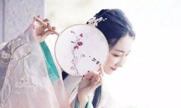 汉成帝|班婕妤被汉成帝冷落后,写下这首诗,借扇子写自己一生,千古绝唱