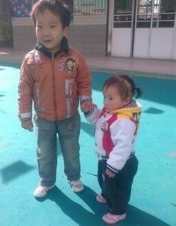 兄妹俩|妹妹将小脚塞进哥哥嘴里,哥哥满脸嫌弃,却不敢轻易发火