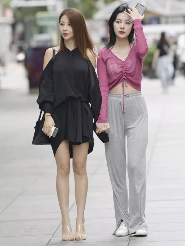 时尚露腰上衣，搭配宽松款款休闲裤，打造都市女人美感