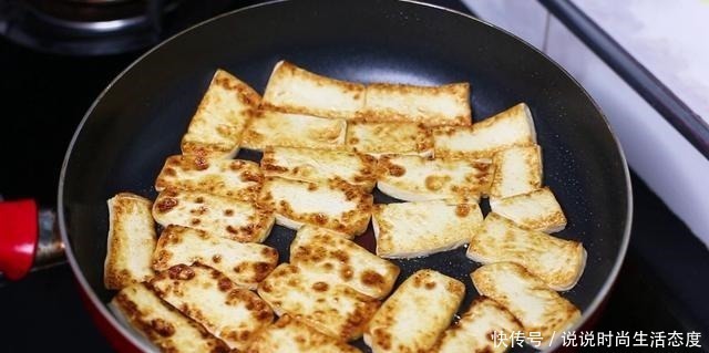 汤汁|豆腐好吃有诀窍，大厨教你这样做，放一个西红柿，汤汁都拌饭吃了