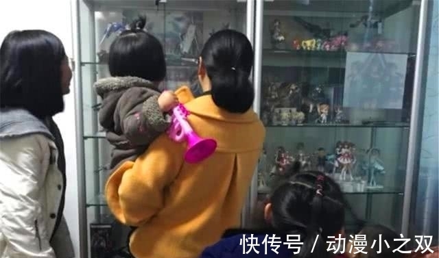 家长|“亲戚一场你计较啥”,熊孩子掰断 20万手办,受害者的处理太解气