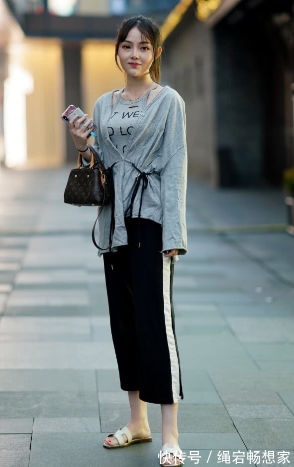 直筒裤 长裤已经不流行了,街头火了一款“一条杠九分裤”,显瘦至少5斤