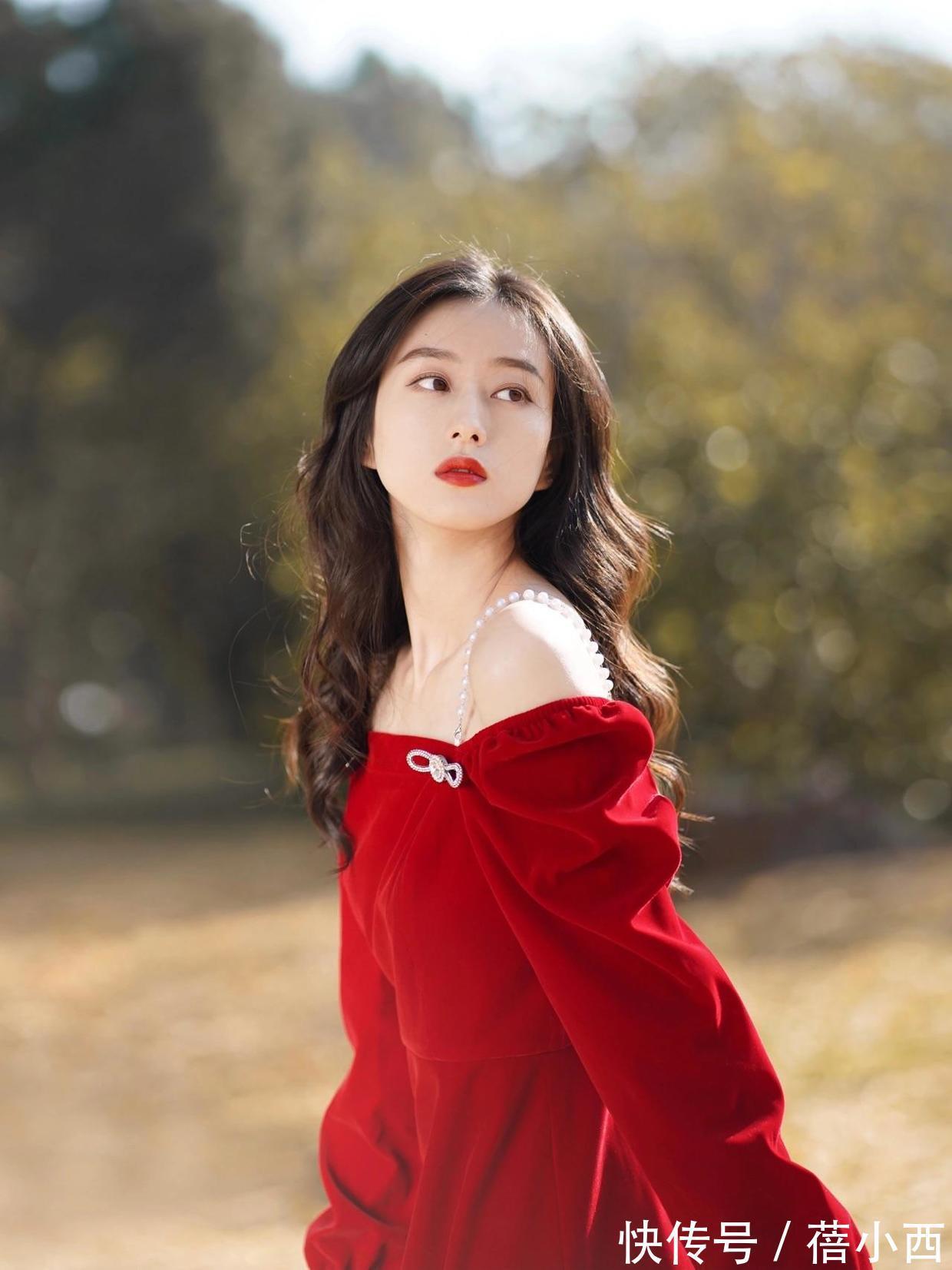 战袍 新年战袍你准备好了吗?“红色连衣裙”吸睛满分,优雅又有女人味