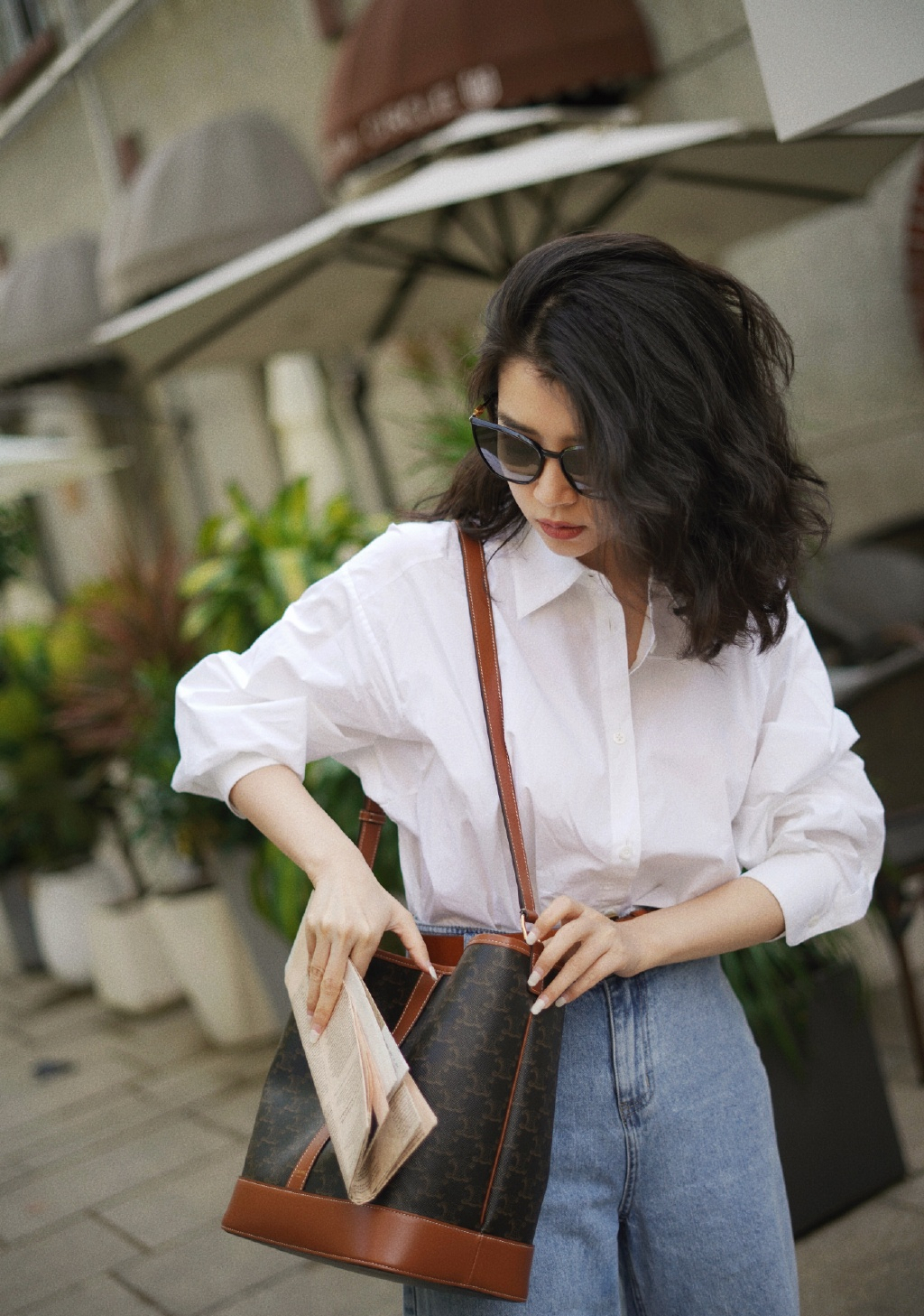 百搭|夏季如何穿出高级感,白色衬衫搭配牛仔裤简约洋气,百搭又通勤