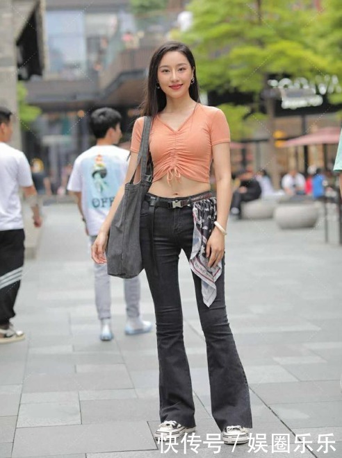 潇洒|气质美女,露脐装配喇叭裤,时尚又潇洒