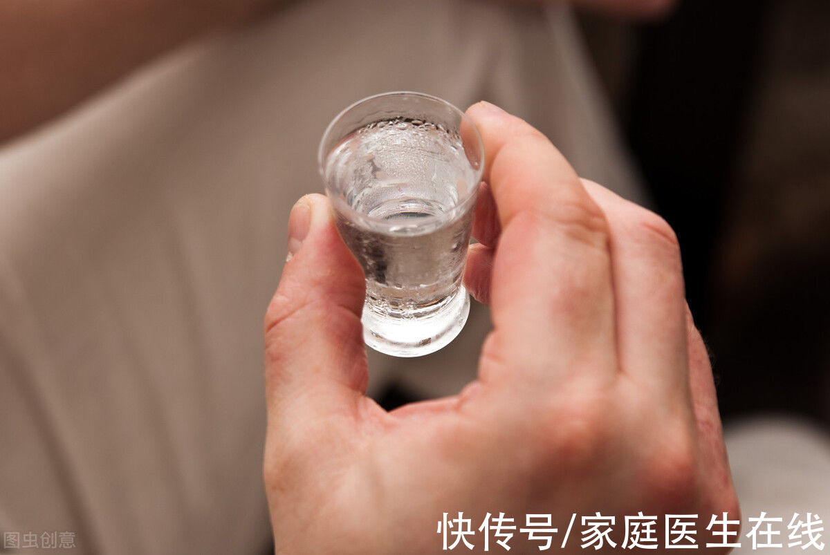 拼酒|和别人拼酒，喝白酒伤身还是喝啤酒伤身？研究：可别混着喝