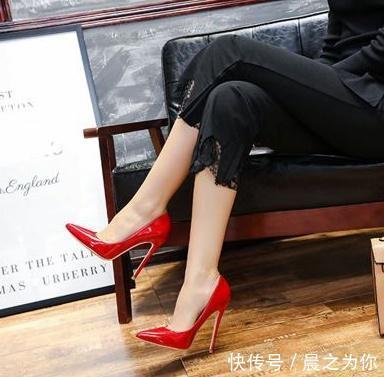 减龄 穿上精致的细跟鞋,减龄又魅力十足!