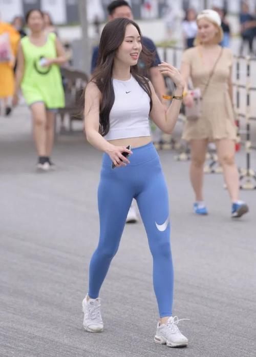 时尚露肩背心，搭配修身瑜伽裤，让小姐姐看起来更加活力四射