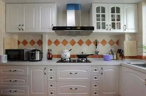 后背板|邻居家安装的橱柜没有后背板,回家后发现我家的也没有,装错了?