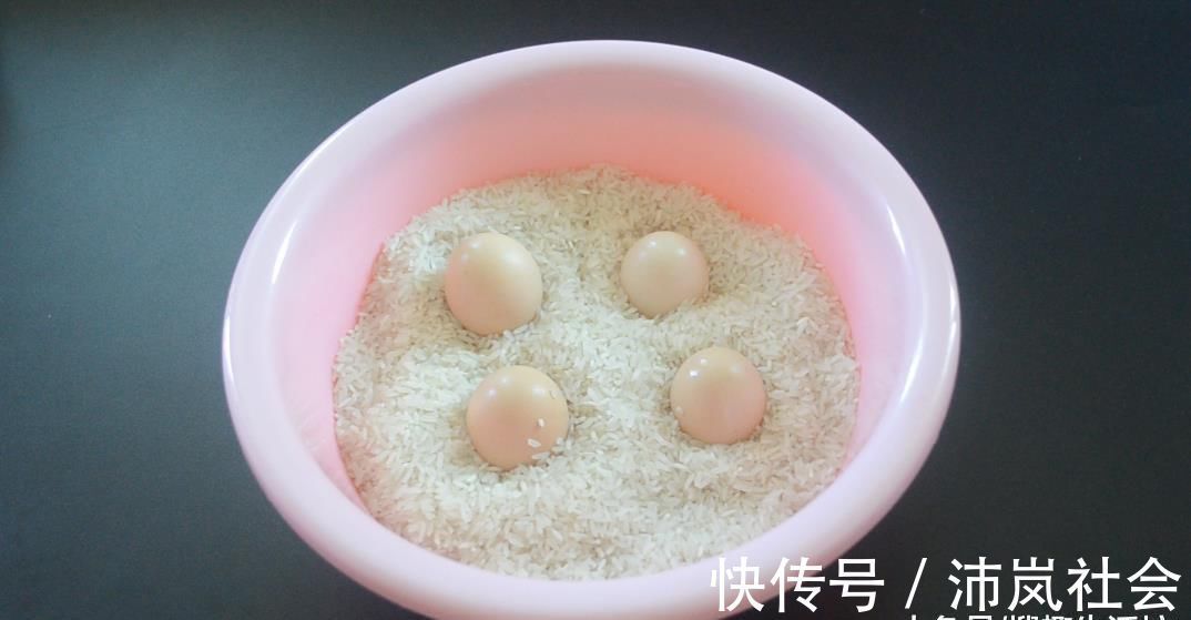 把鸡蛋放在大米里, 没想到还有这个妙用, 看完您会感谢我的