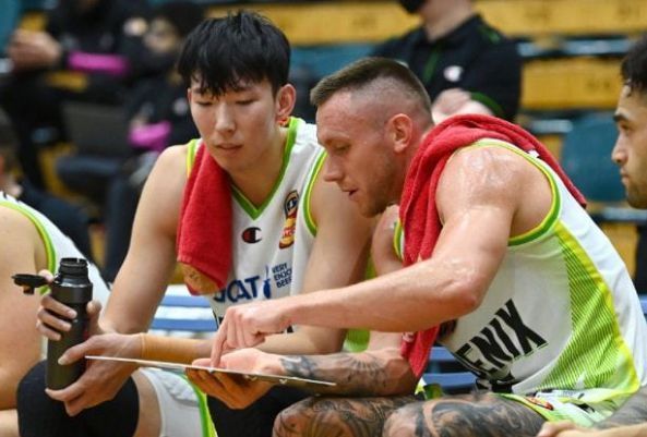澳洲|3戰(zhàn)2場5犯被罰下！周琦攻守兼?zhèn)淙杂熊浝?他還沒適應(yīng)澳洲的哨子