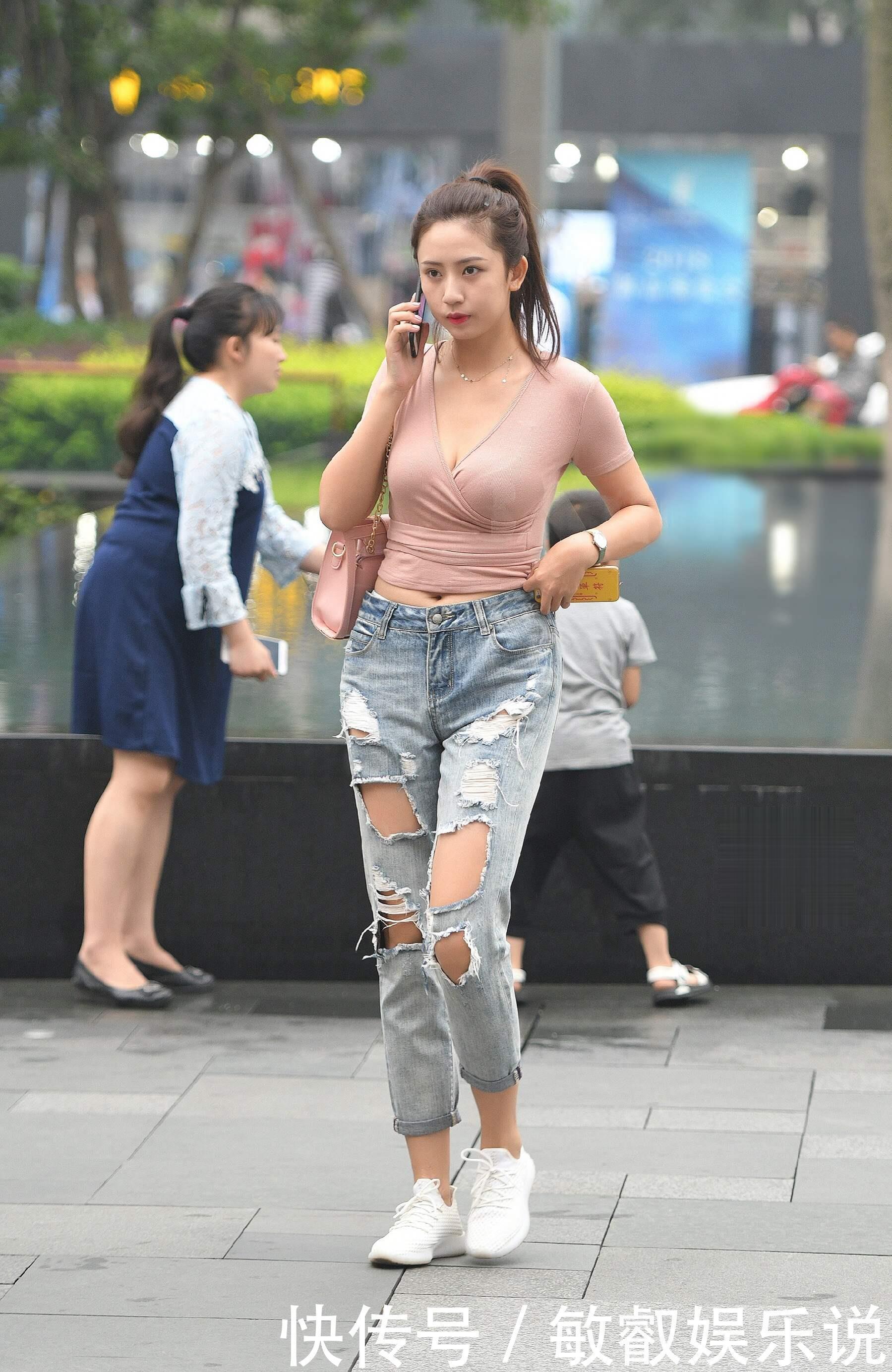 街拍:破烂牛仔裤搭配交叉上衣,时尚小姐姐就是这么自信!