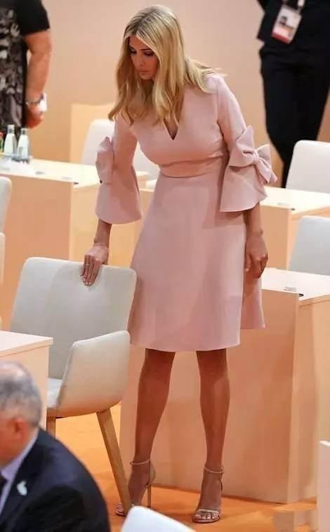 芬兰|35岁芬兰女总理亮相,穿争议西装时髦打底抢镜,换新发型太优雅