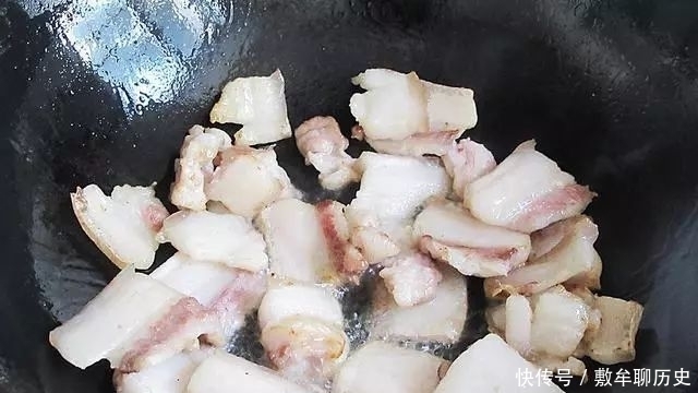 好吃|2分钟教会你家常菜“猪肉炖粉条”的做法，好吃得停不下来