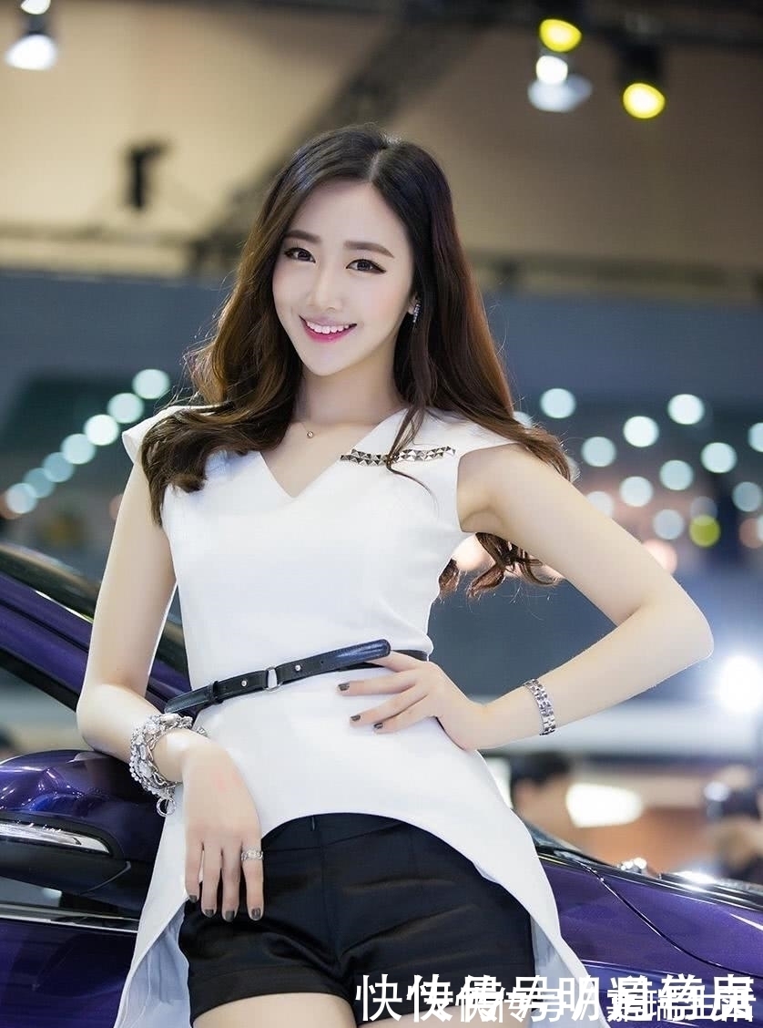 美女车模|性感时尚的白色服饰搭配,将美女车模展现的妩媚性感迷人