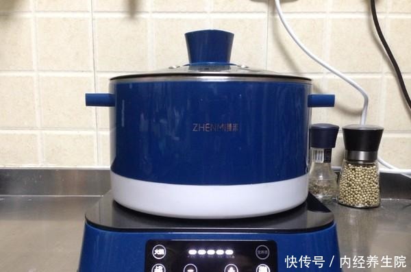 鱼刺卡在喉咙里,吞米饭喝醋都不行,教你这2招,鱼刺自己跑出来