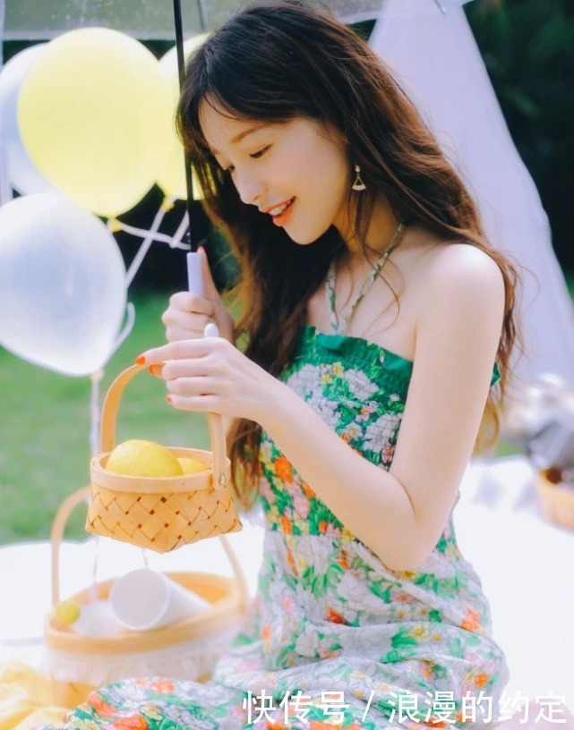 吊带裙|她是娱乐圈第一个公开恨嫁的女生,今穿吊带裙秀漫画腰,给跪