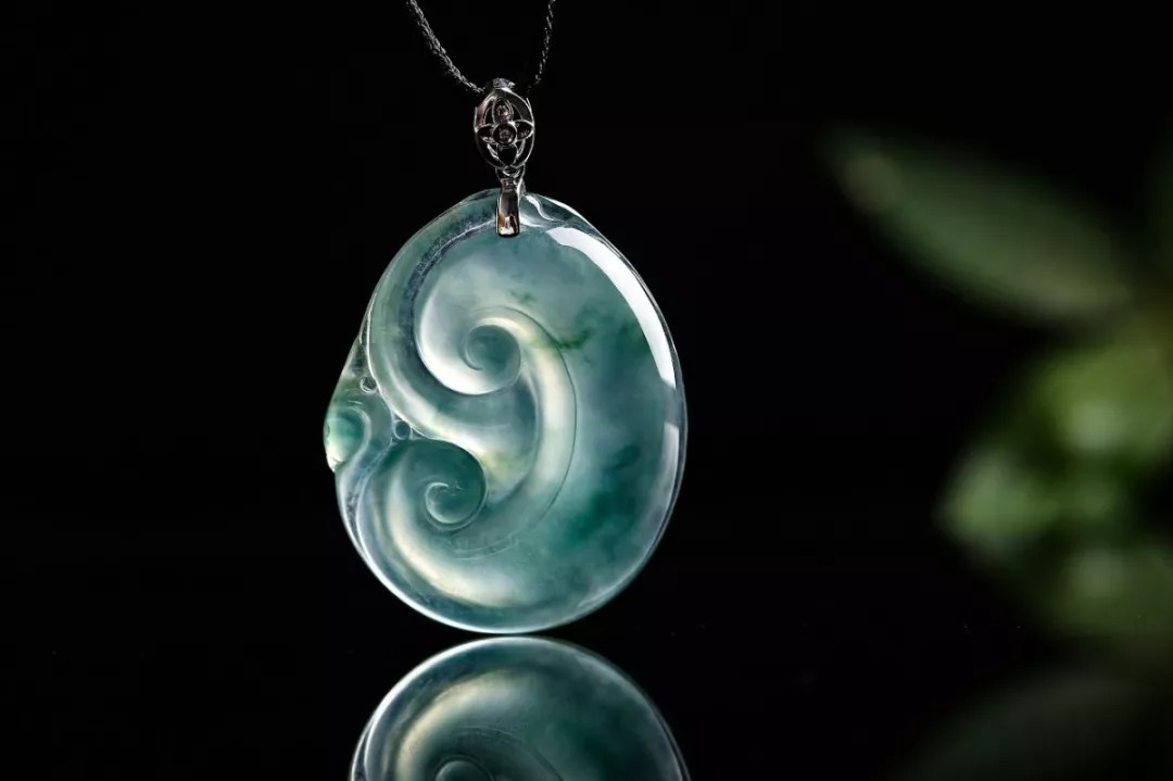 如意吊坠|大姐10800买的翡翠吊坠只值1000?翡翠陷阱要小心!