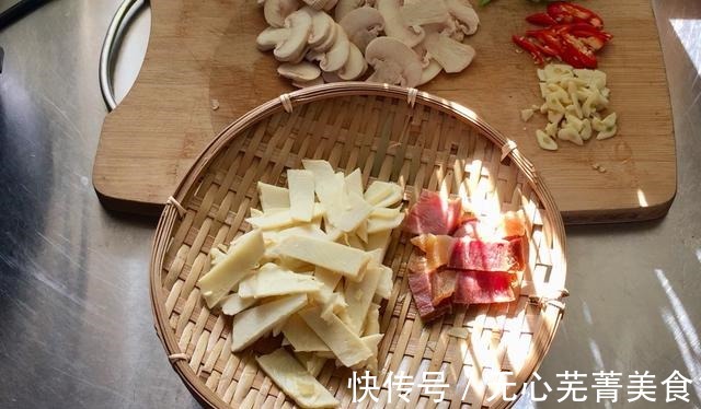 蘑菇|清淡可口的冬笋蘑菇炒火腿，制作简单，是你夏季不容错过的美食！