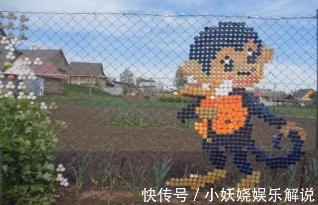 院子刚打完水泥，把攒了2麻袋的瓶盖一个一个嵌入地面，漂亮防滑