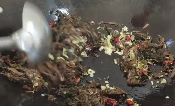 家里来客人了,来到硬菜“梅菜扣肉”,做法简单,香酥软烂