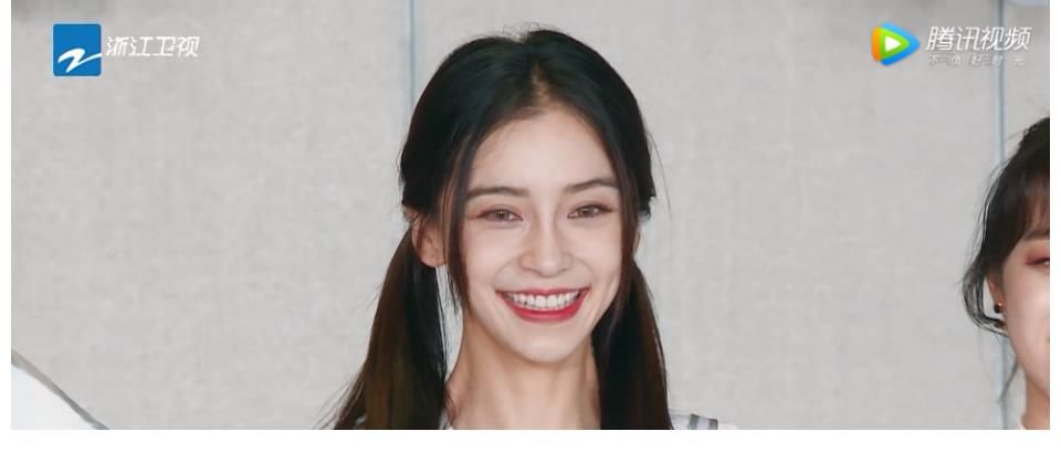 b《奔跑吧》宋雨琦和baby穿同款裙子，兩人坐姿形成鮮明對比，誰是女漢子再明顯不過