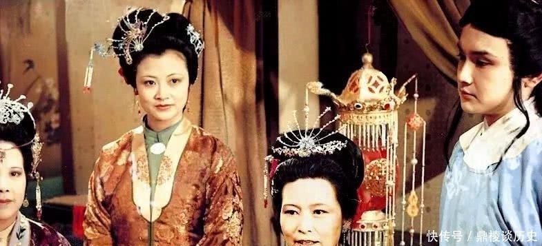 晴雯|晴雯告诉林黛玉一个关于贾宝玉的秘密,王夫人知道后,立刻撵走她