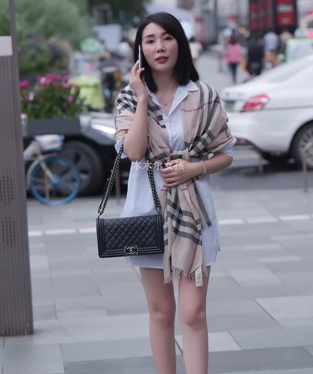 高跟鞋 时尚休闲衬衫配短裤,穿出清凉洒脱的美,外搭围巾平添优雅与魅力