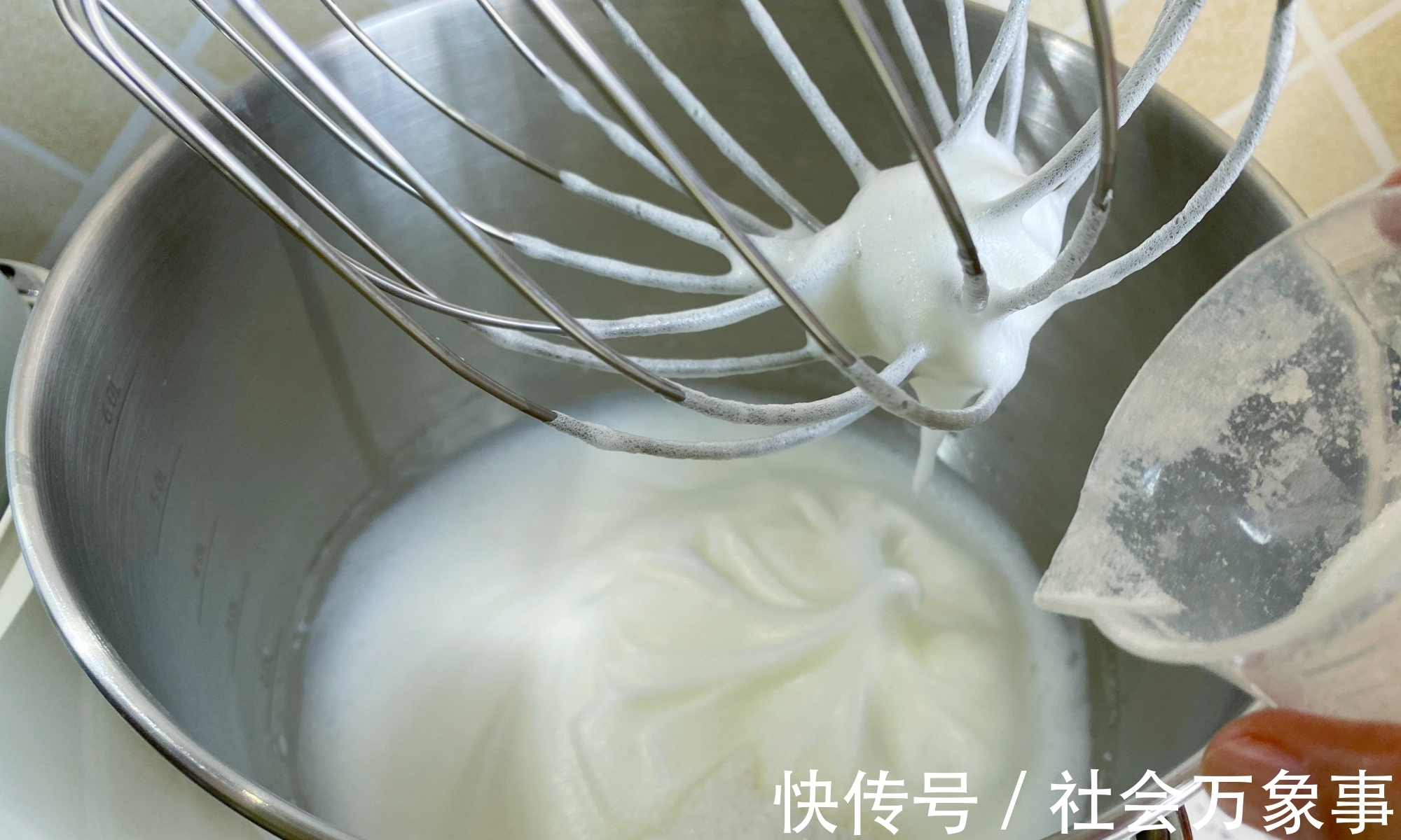 蛋白霜|蛋糕此做法太好吃了，我家一周吃五次，卷一卷细腻柔软又美味