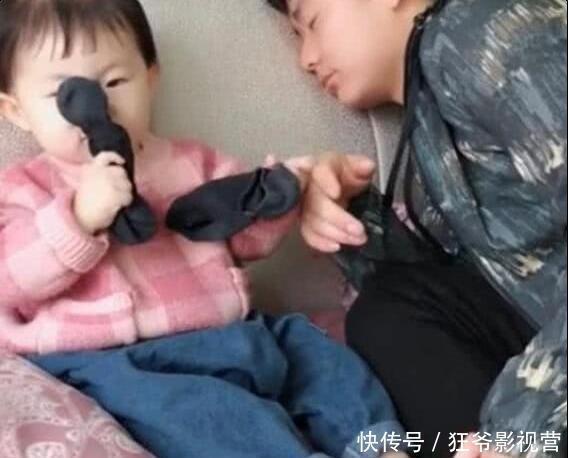 演技|爸爸闻自己袜子假装晕倒，女儿看后飙演技，网友：这是真熏晕了！