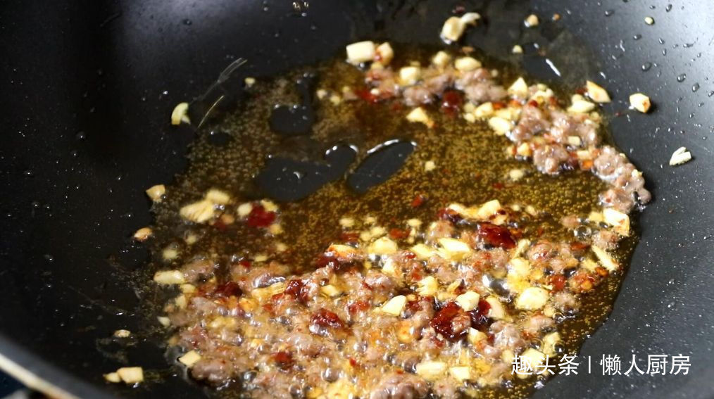 先蒸后炒，做出来的茄子不吸油，配上牛肉末一起炒，下饭好吃