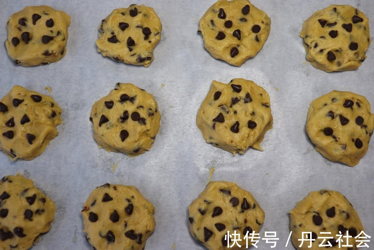 吃起来|这饼干小小一个，吃起来有别样的口感，做的跟外面卖的没两样