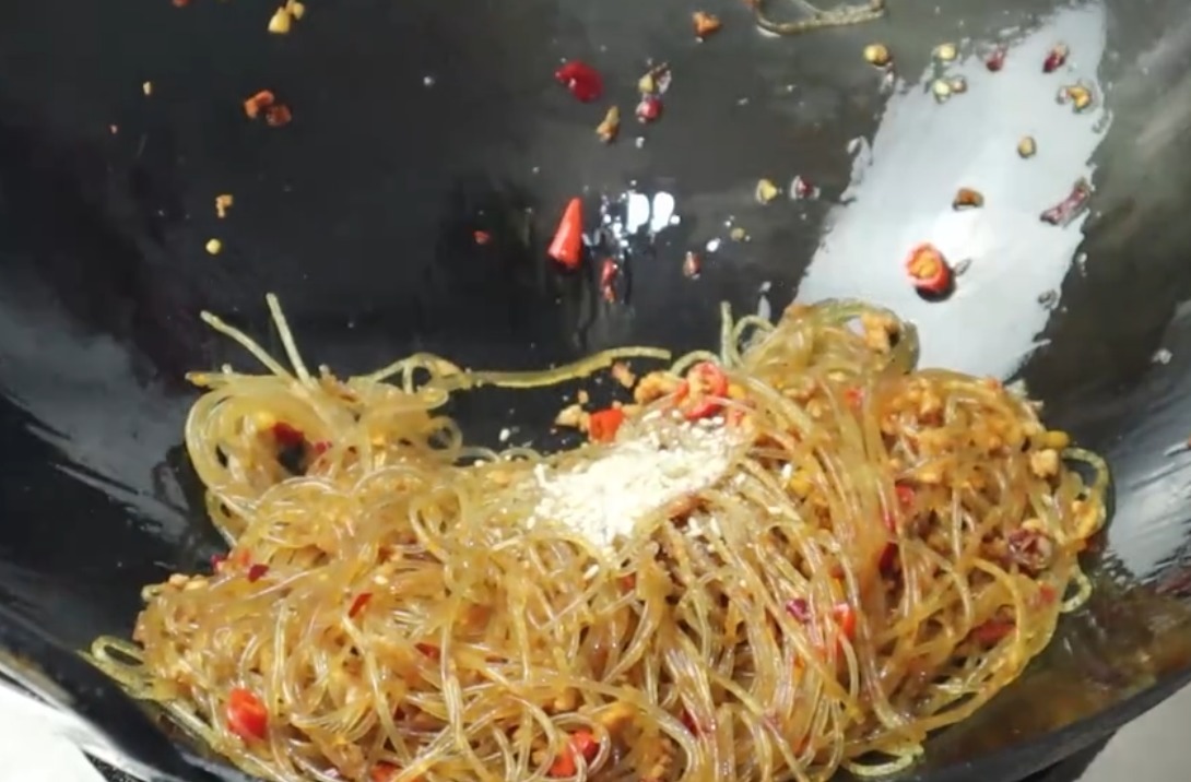 1分钟学会经典川菜肉末粉丝,做法简单,香辣美味,超级下饭