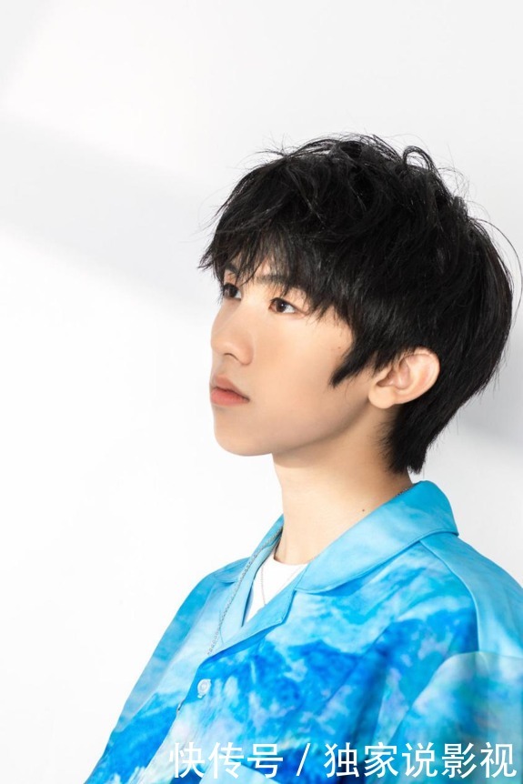 杨幂力挺周柯宇,起底INTO1成员的原公司,谁的背景更硬?