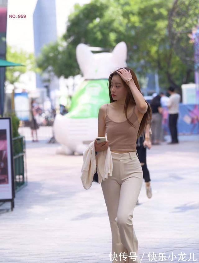 长裤 修身长裤搭配吊带背心,修饰腿型更显高挑身材,展示时尚魅力的身姿