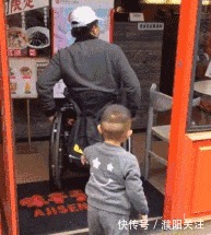 |搞笑GIF趣图:有趣的灵魂碰撞出生活的火花!你想起了谁呢?