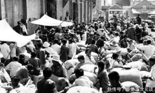 农民|80年代老照片：女犯人被绑着游街示众，老大爷在摆弄老式相机！