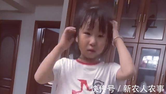 妈妈|玩到晚上10点不回家,小女孩被妈妈批评,痛哭流涕还哄起了大人