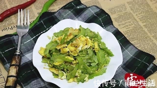 两个人的晚饭，3个菜，才花了15块钱，还有荤有素，真会过日子