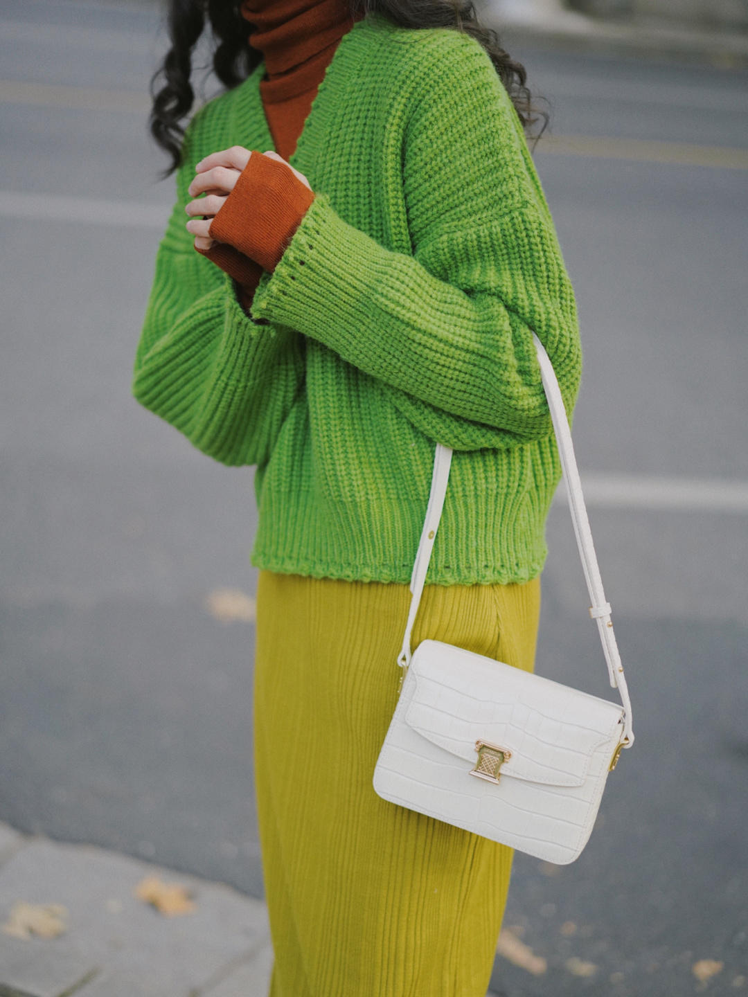 穿搭|秋冬就像一个调色盘,怎么好看怎么穿,绿色毛衣+红色打底衫,复古又时髦!