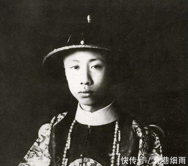 溥仪|溥仪等车时, 两个满清遗老拦住他跪下高呼万岁, 吓得他赶紧逃走了！