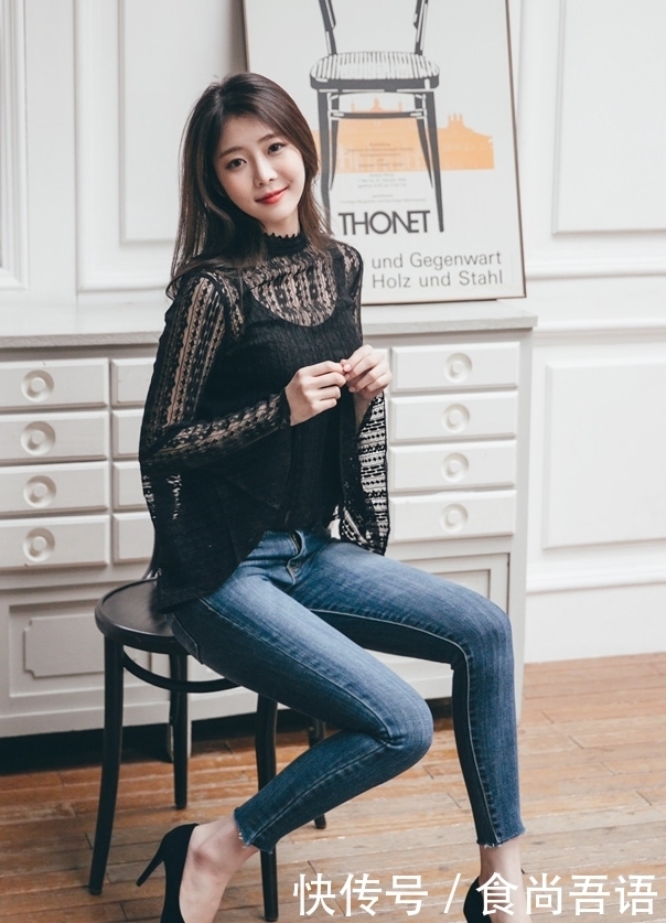 黑色|黑色的镂空衫,搭配蓝色牛仔裤,让小姐姐的身材更加甜美!