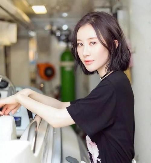 膨胀感|女人过了40岁,尽量避开这3种发型,尤其是第二种,显老又土气